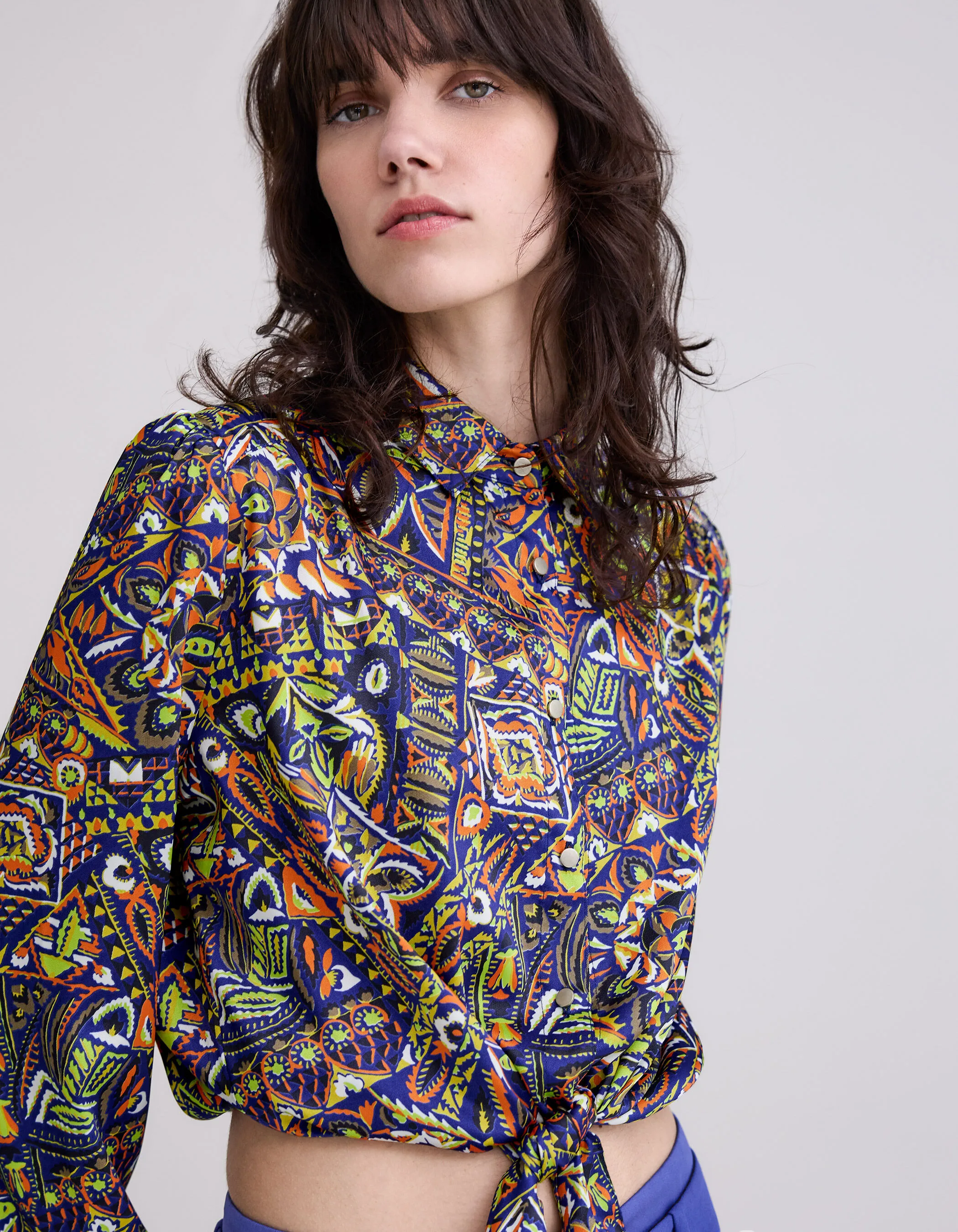 Chemise bleue polyester recyclé graphique ethnique Femme