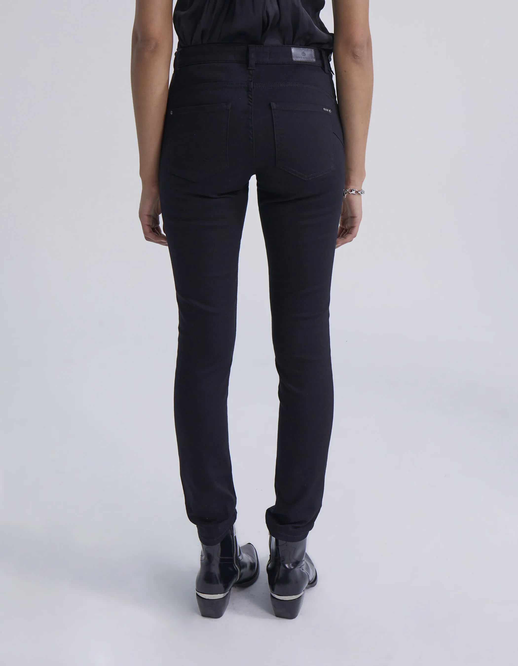 Jean slim noir effet sculpt up clous côtés Femme
