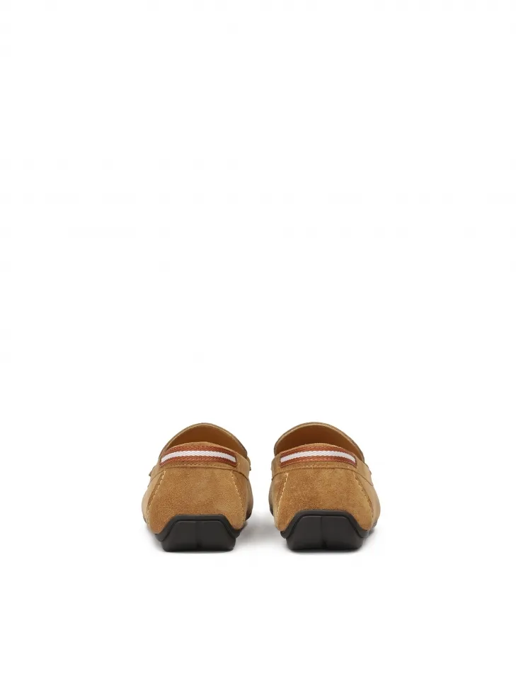 Mocassins en daim sur une semelle confortable