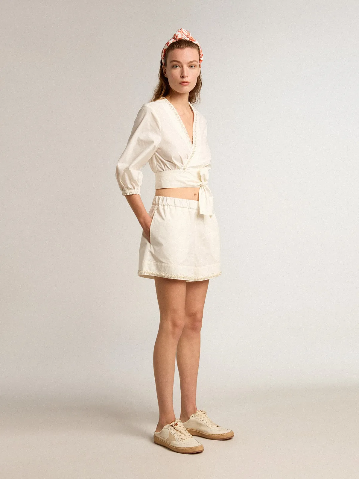 Short en coton avec perles brodées